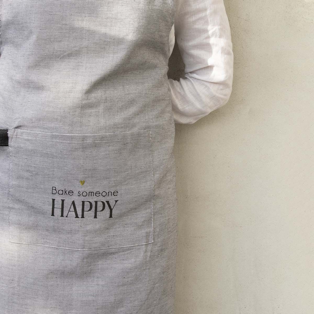 BASTION COLLECTIONS SCHÜRZE BAKE SOMEONE HAPPY