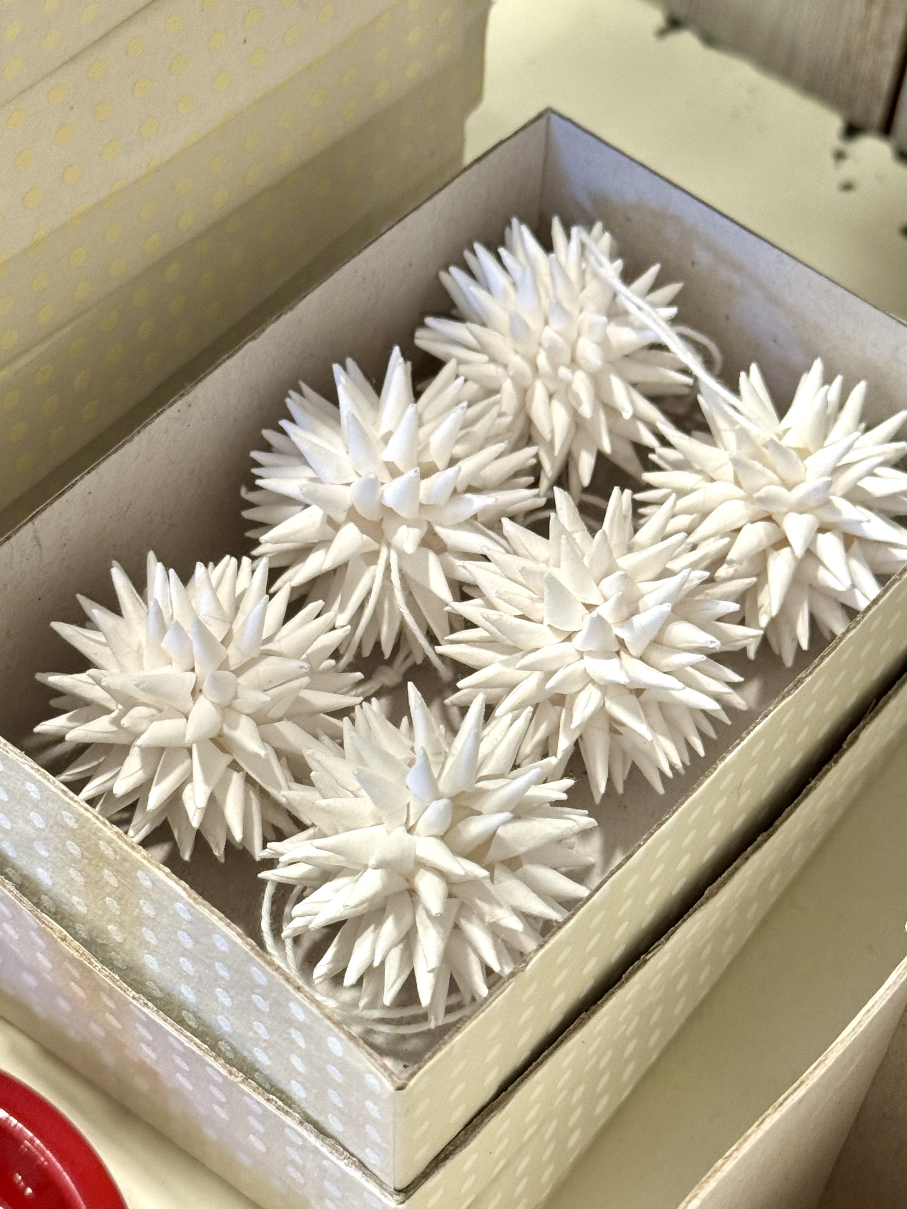 GISELA GRAHAM - BOX/3 - PAPIERAUFHÄNGER MIT WEIHNACHTLICHEM ILEX MUSTER - HONEYCOMB 