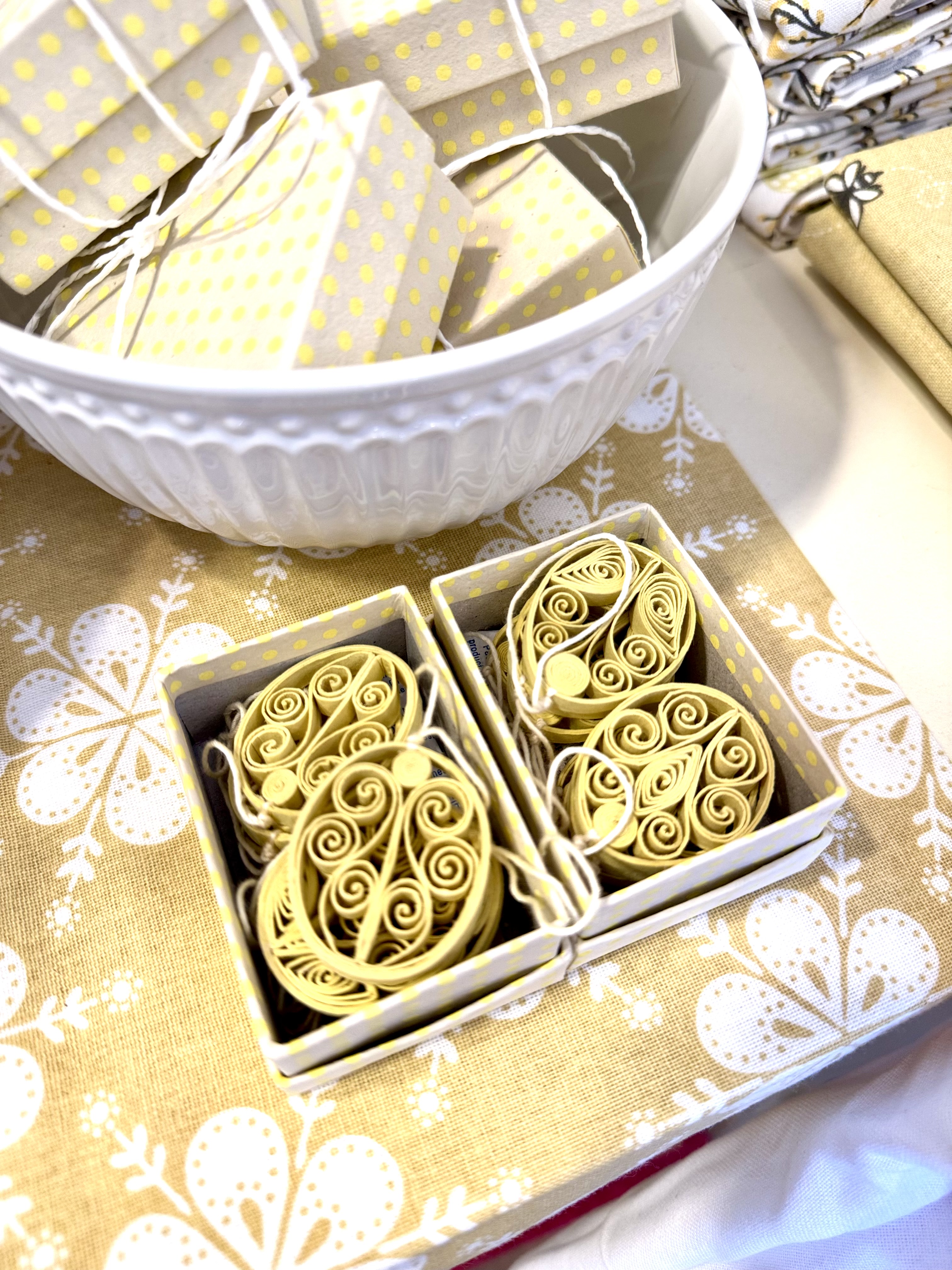 A WORLD OF CRAFT - Handgefertigte Papier-Ostereier Anhänger - 8 Stück in einer Box   