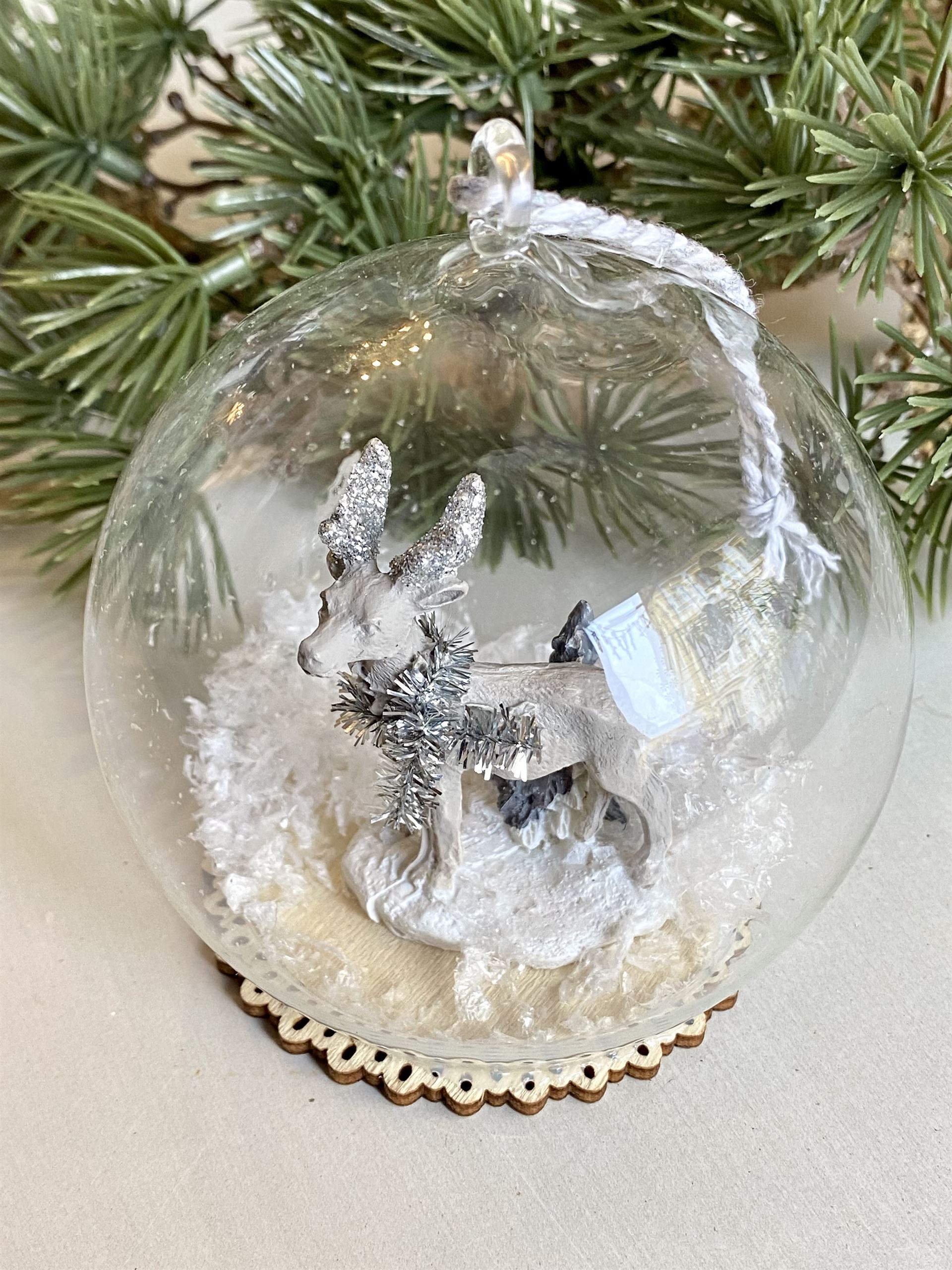 Weihnachtsanhänger Glaskugel mit Hirsch in drei verschiedenen Farben erhältlich