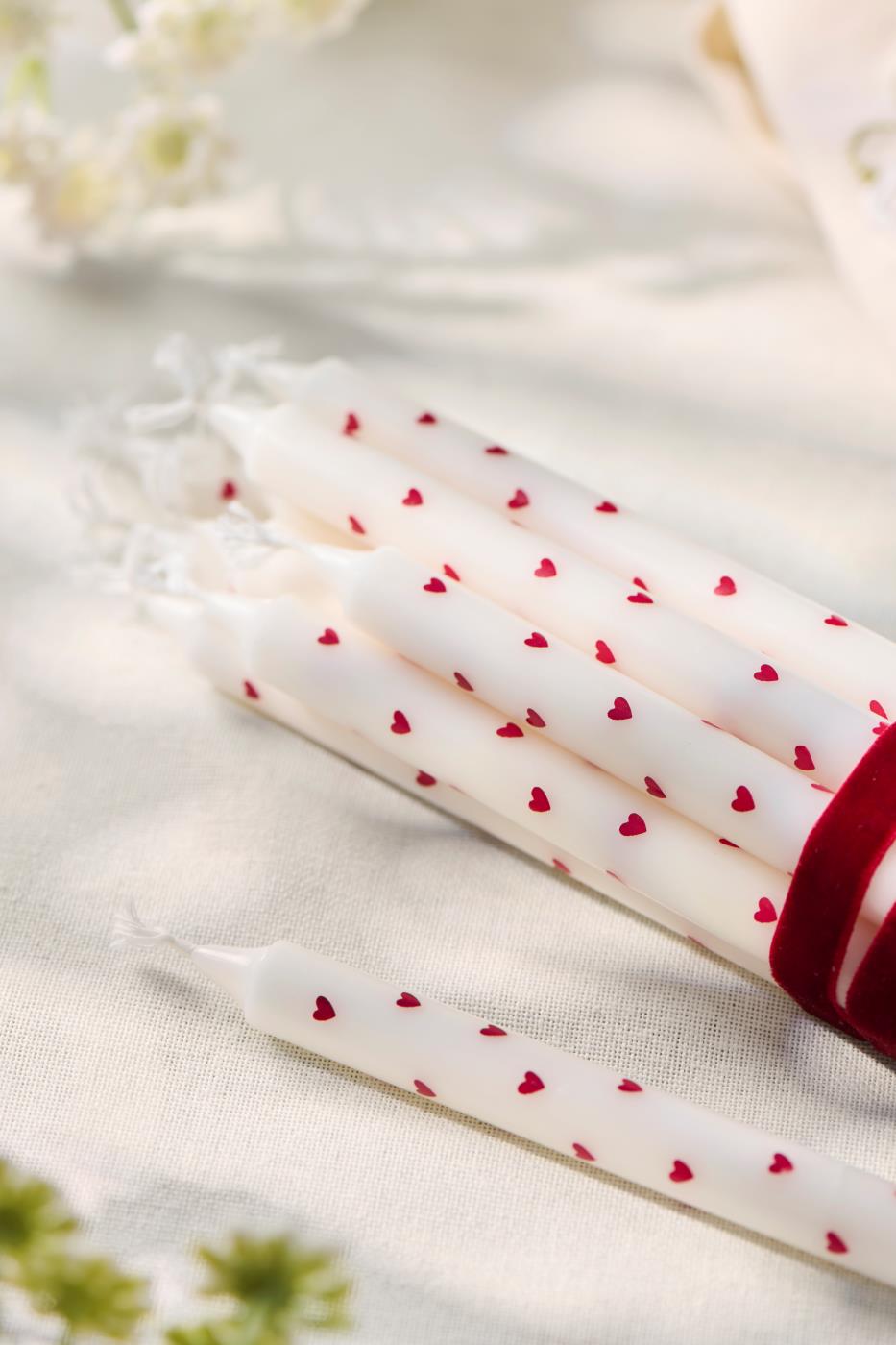 IB LAURSEN DÜNNE HOHE KERZE MIT ROTEN HERZEN - DURCHMESSER 1,3 cm 