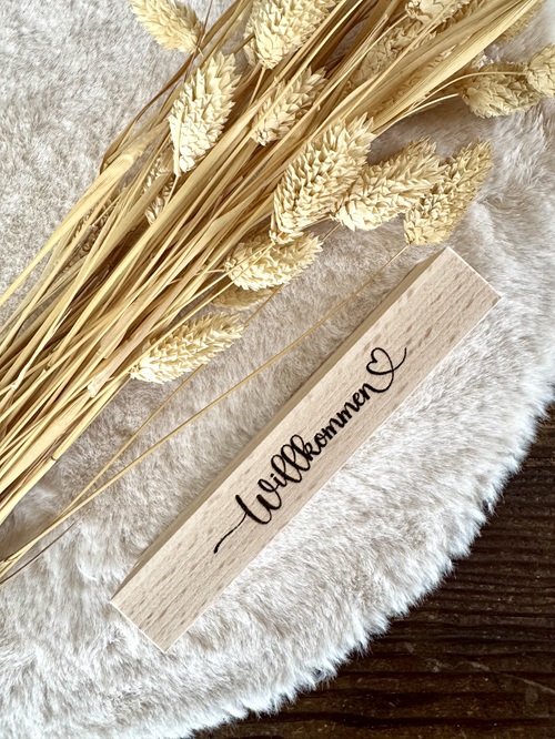 Herz im Holz - Foto- und Kartenständer Willkommen