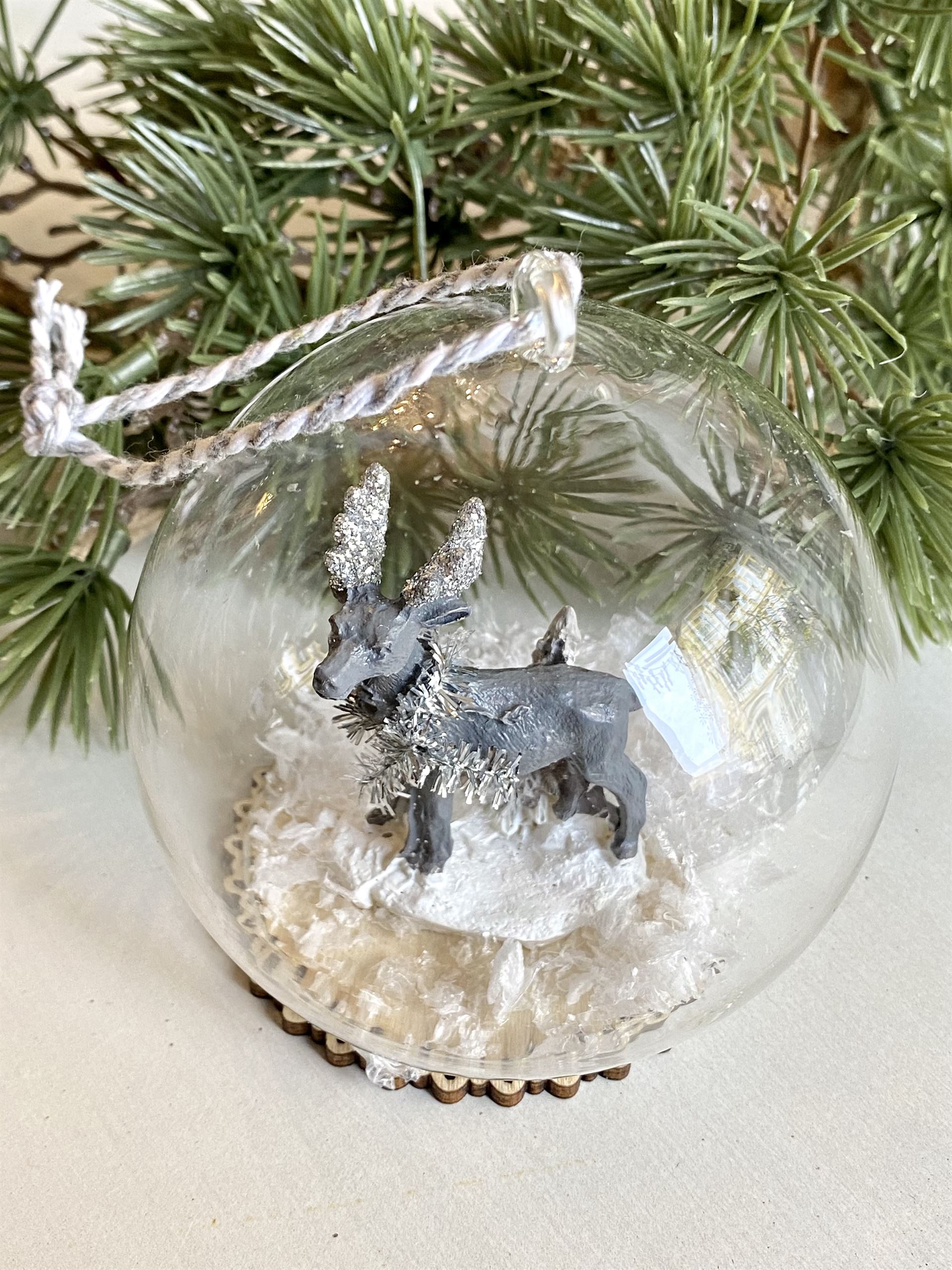 Weihnachtsanhänger Glaskugel mit Hirsch in drei verschiedenen Farben erhältlich