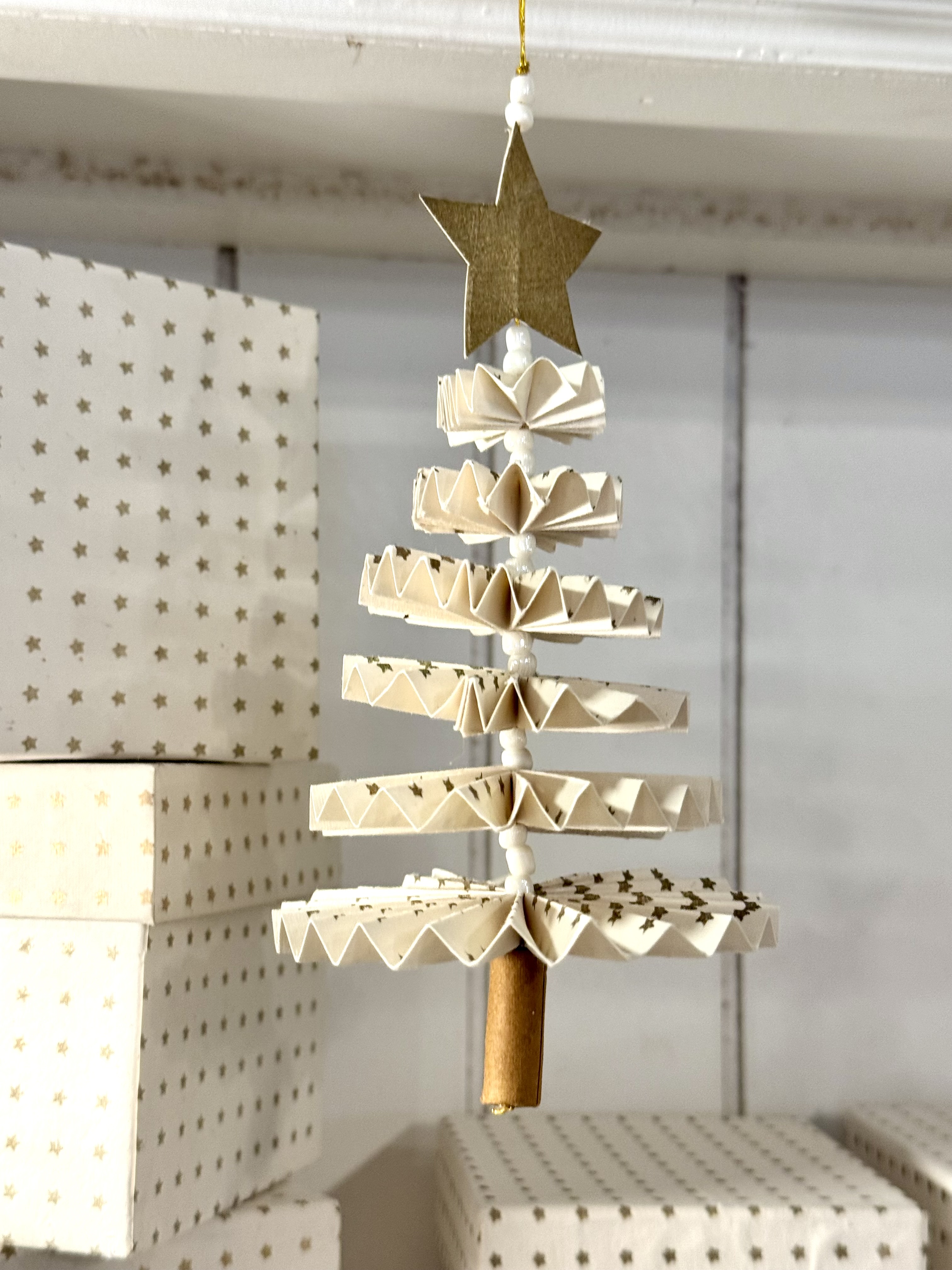 GISELA GRAHAM - BOX/3 - PAPIERAUFHÄNGER MIT WEIHNACHTLICHEM STERNENMUSTER - HONEYCOMB GOLD STAR 