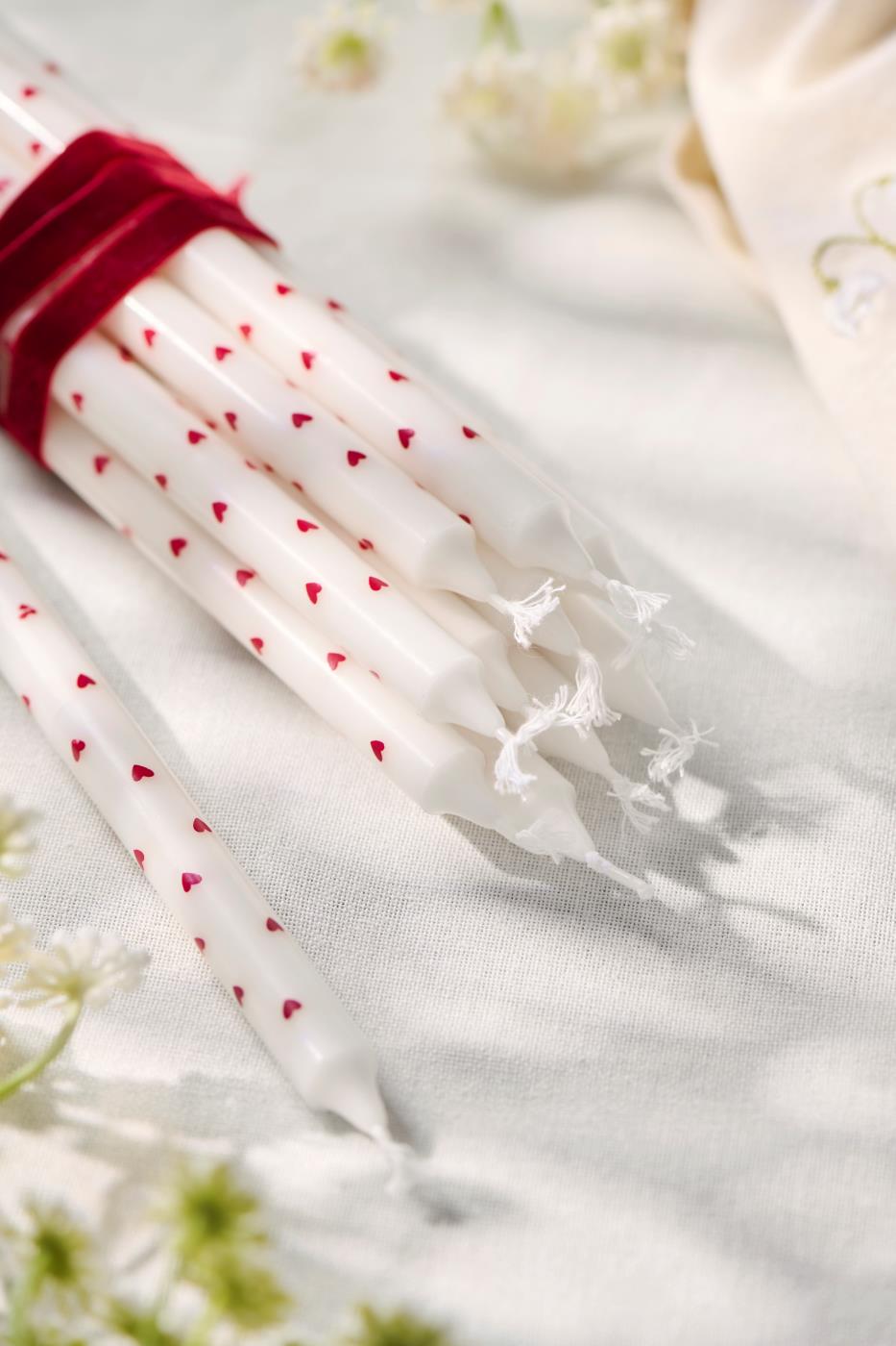 IB LAURSEN DÜNNE HOHE KERZE MIT ROTEN HERZEN - DURCHMESSER 1,3 cm 