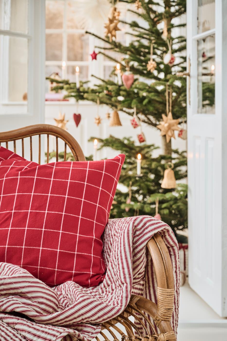 IB LAURSEN KISSENBEZUG SILJA ROT MIT GROSSEN NATURFARBIGEN KAROS - 50 x 50 cm