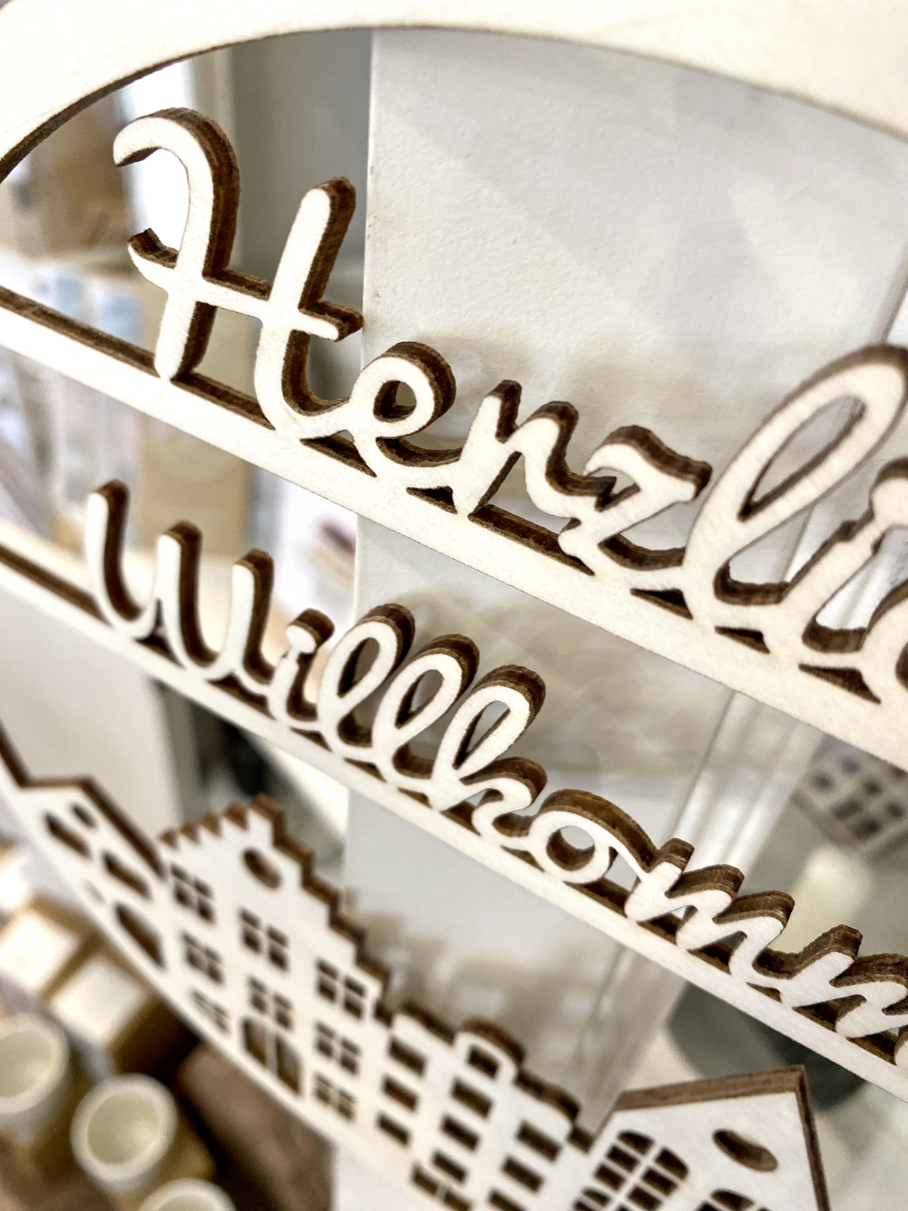 Herz im Holz - HOLZRING HÄUSER Durchmesser 24 cm -  Herzlich Willkommen