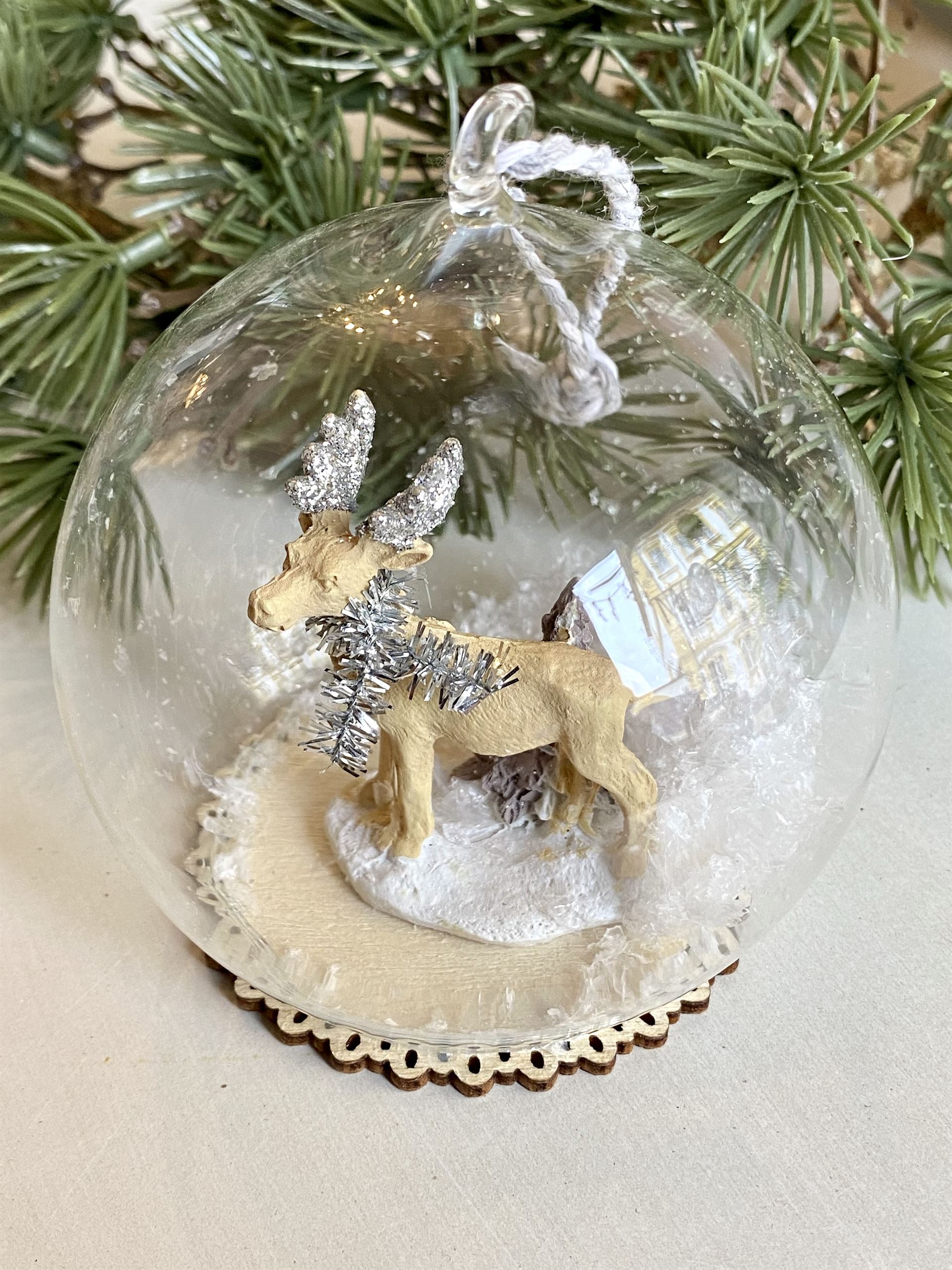 Weihnachtsanhänger Glaskugel mit Hirsch in drei verschiedenen Farben erhältlich