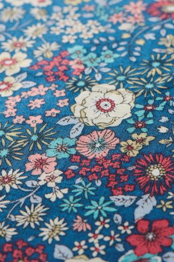 IB LAURSEN KISSENBEZUG  BLAU MIT ROSA, CREMEFARBENEN, LILA UND ROTEN BLUMEN 60 x 60 cm