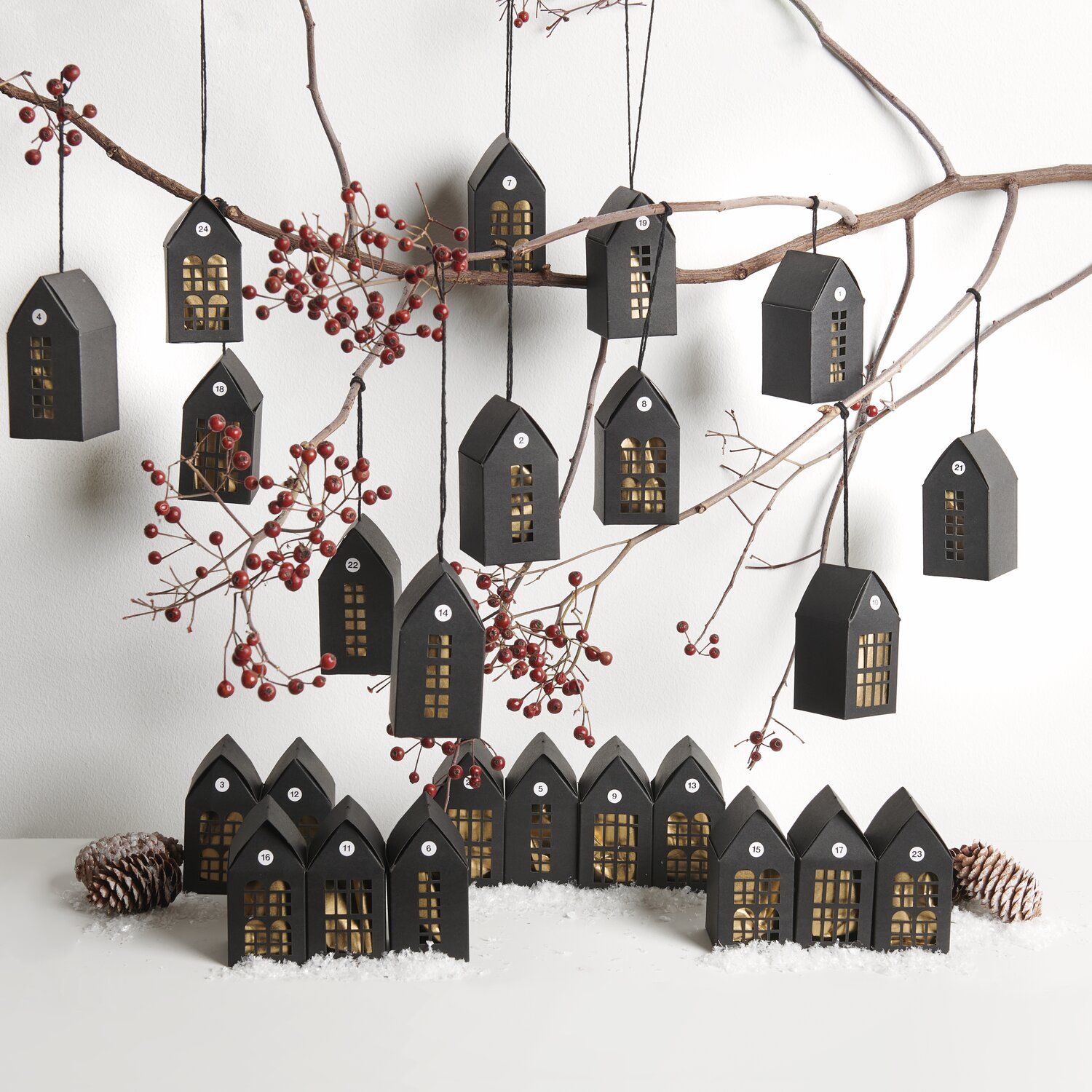Rico Design Adventskalender Papphäuser Schwarz - 24 Stück  