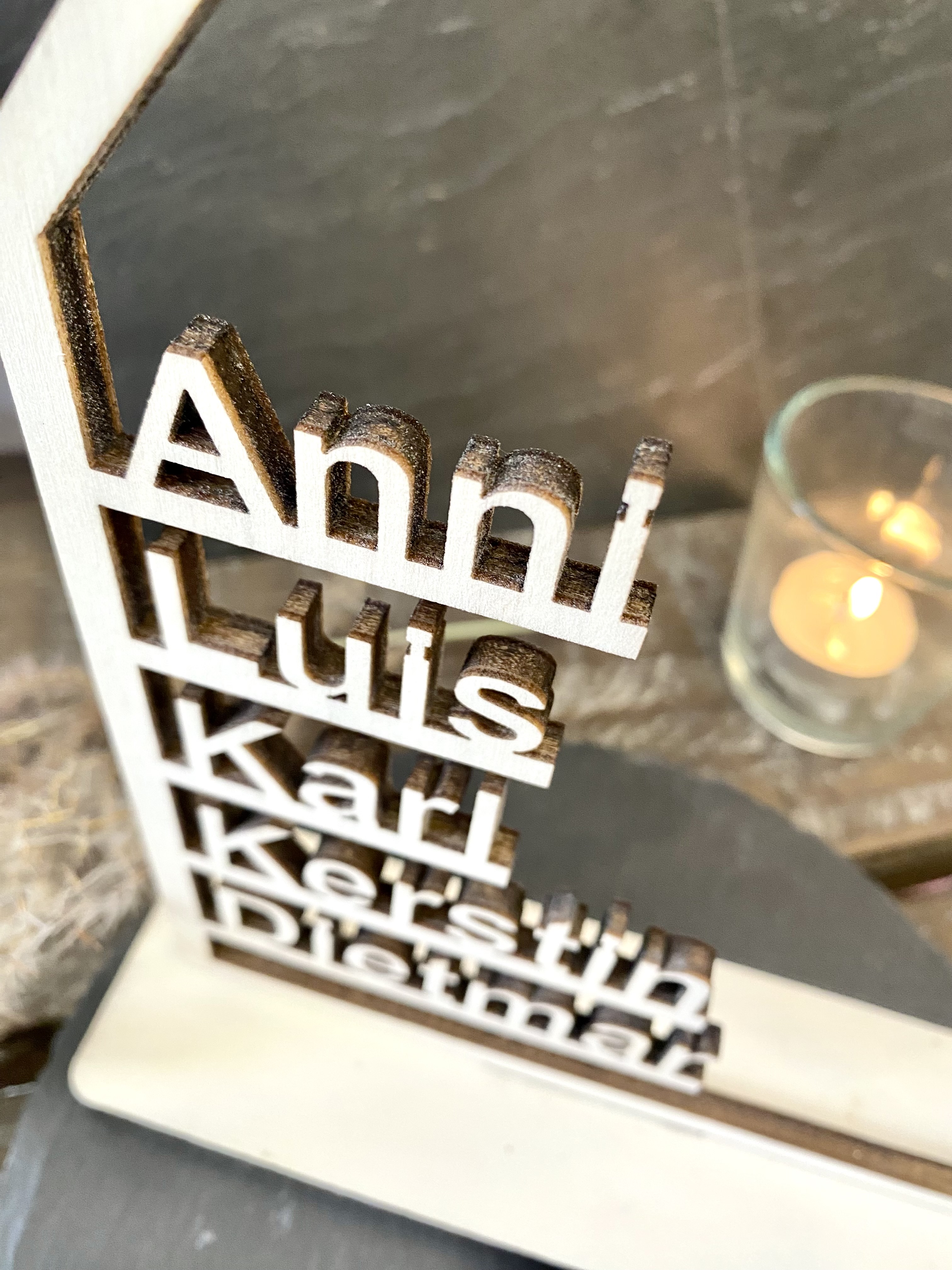 Herz im Holz - HOLZHAUS STEHEND /   MIT BIS ZU 5 PERSONALISIERTEN VORNAMEN 