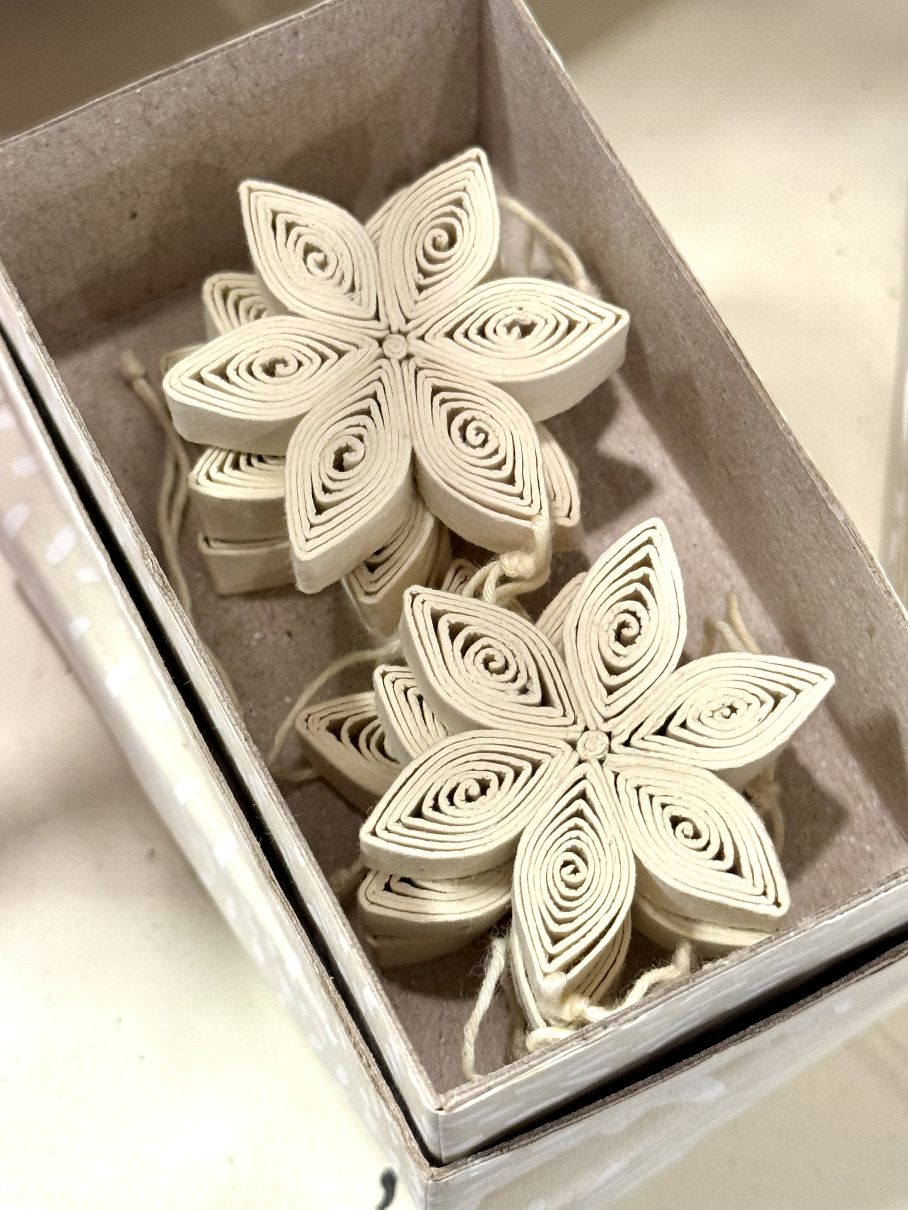 QUILLED MINI CHRISTMAS ORNAMENT CREME - 6 Stück in einer Box   