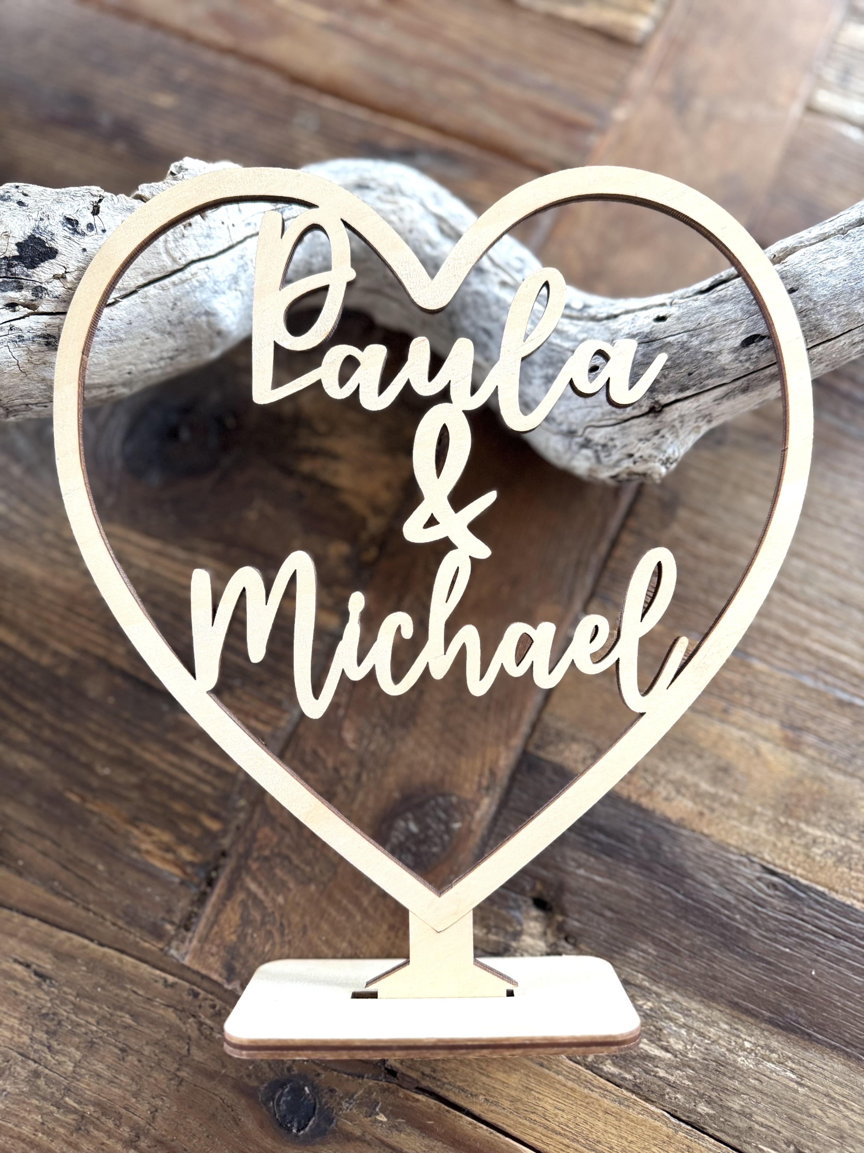 Herz im Holz - HOCHZEIT - HERZ STEHEND /   MIT ZWEI PERSONALISIERTEN NAMEN 