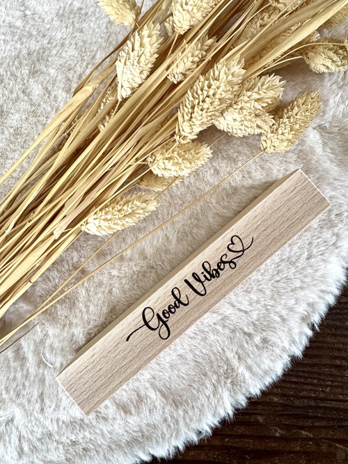 Herz im Holz - Foto- und Kartenständer Good Vibes 