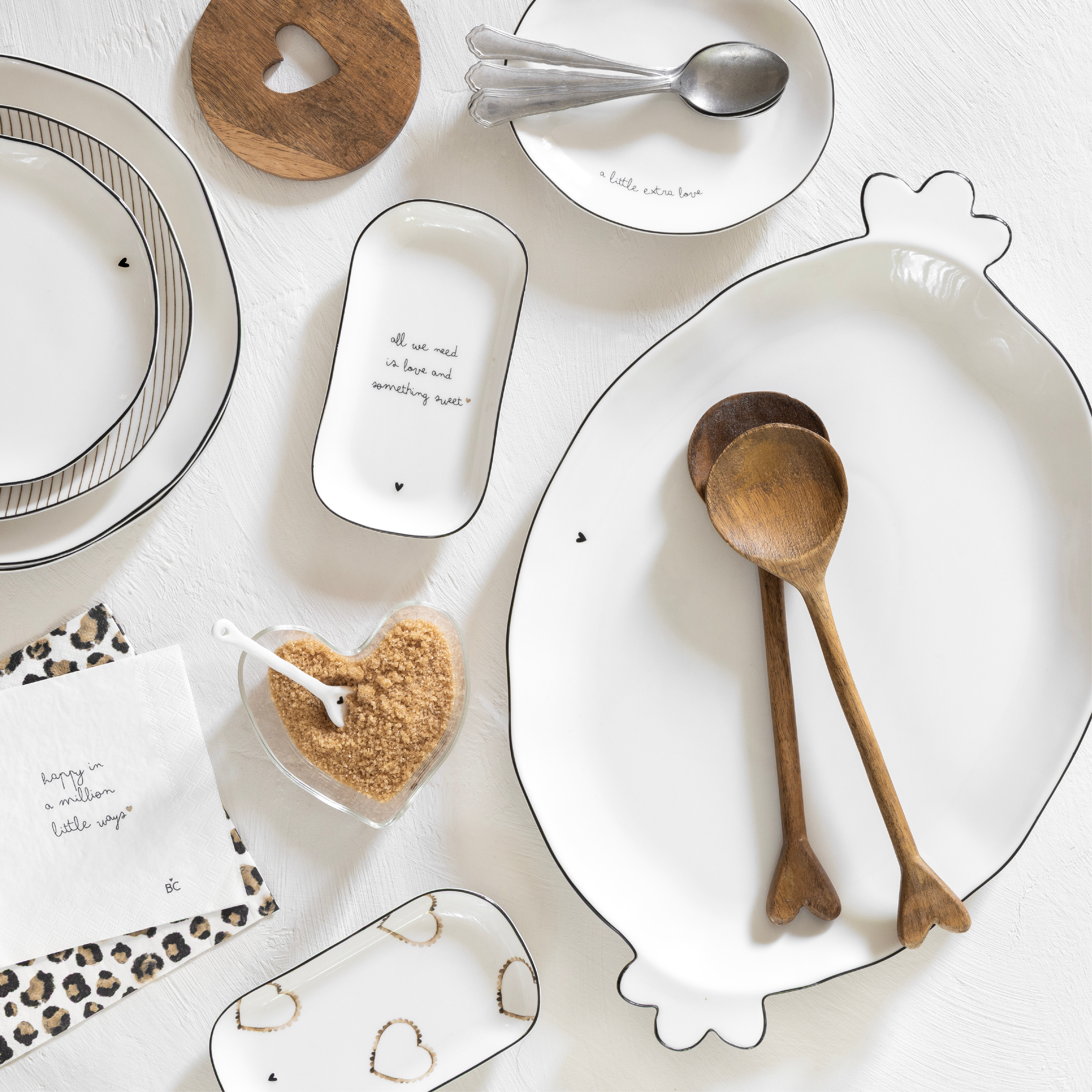 BASTION COLLECTIONS TELLER KLEIN OVAL MIT SCHWARZEM HERZ - A LITTLE EXTRA LOVE