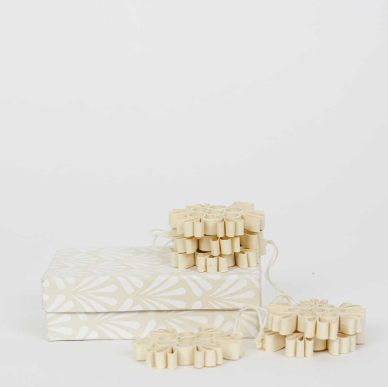 QUILLED SNOW CHRISTMAS ORNAMENT CREME - 6 Stück in einer Box    